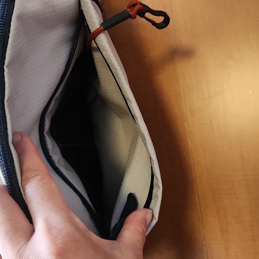Bellroy Lite Sling - Picture 3 of 13